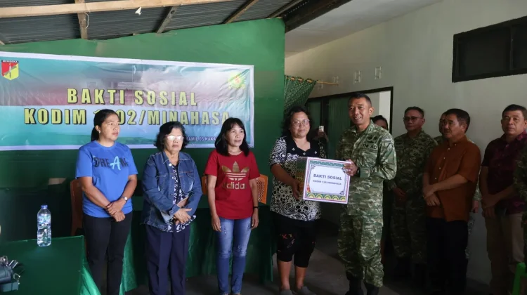 Kodim 1302 Minahasa Gelar Baksos di Kakas, Warga Terima Sembako Gratis