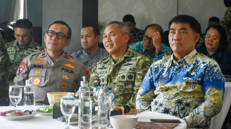 Pangdam Merdeka  Ikut  Vicon Panen Raya Padi Serentak Program Hanpangan TNI