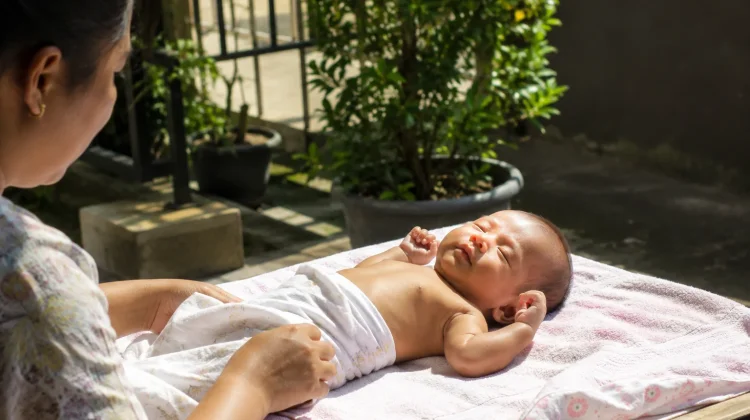 Dokter Anak Tegaskan Jemur Bayi Kuning Hanya Mitos