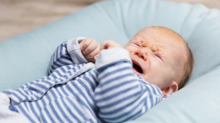 Bayi Sering Menangis Belum Tentu Kolik, Ini Penjelasannya