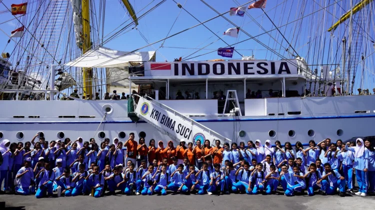 Pengunjung Padati Hari Terakhir Open Ship KRI Bima Suci