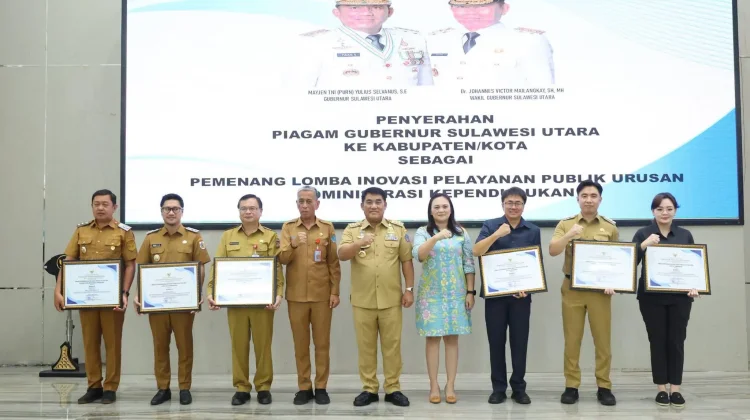 Gubernur YSK Serahkan Piagam Pemenang Lomba IPB Administrasi Kependudukan