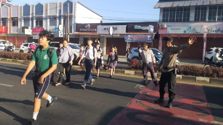 Polsek Mapanget Gelar Pos Cakalang Atur Arus Lalu Lintas