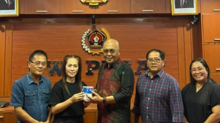 Ketum PWI Pusat Serahkan 103 KTA untuk Anggota PWI Sulut