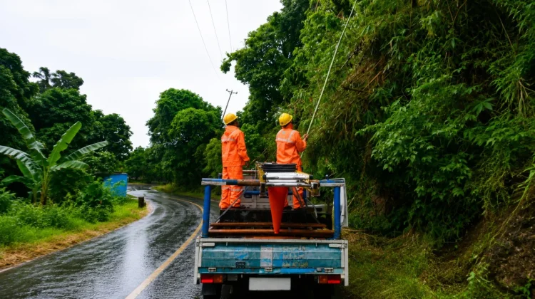 PLN UP3 Tahuna Gerak Cepat Pulihkan Jaringan Terdampak Bencana di Tamako