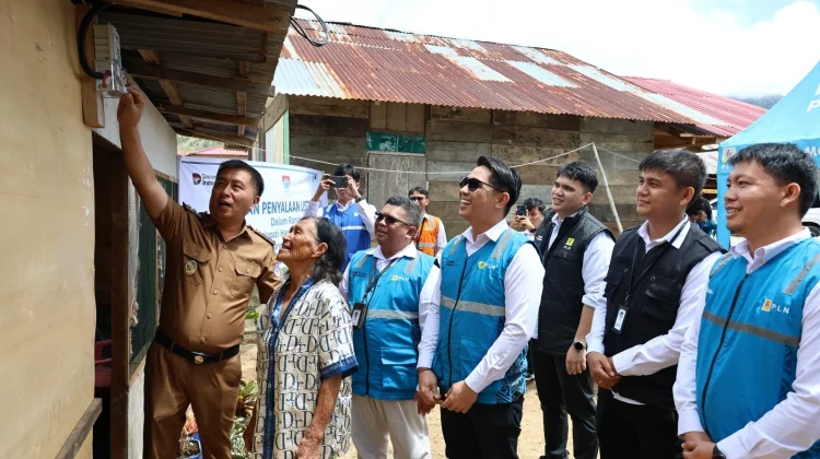 PLN UP3 Kotamobagu Terangi Enam Rumah Warga di HUT Kabupaten Boltim ke- 18