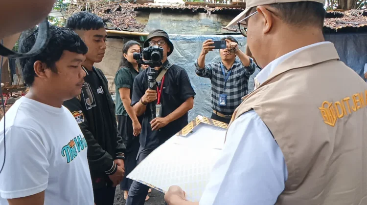 Dirjen AHU Serahkan Dokumen Kependudukan Kepada 7 Warga Bitung Keturunan Filipin