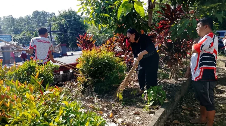 Kerja Bakti Sambut HUT RI, Tombariri Percantik Kantor Camat