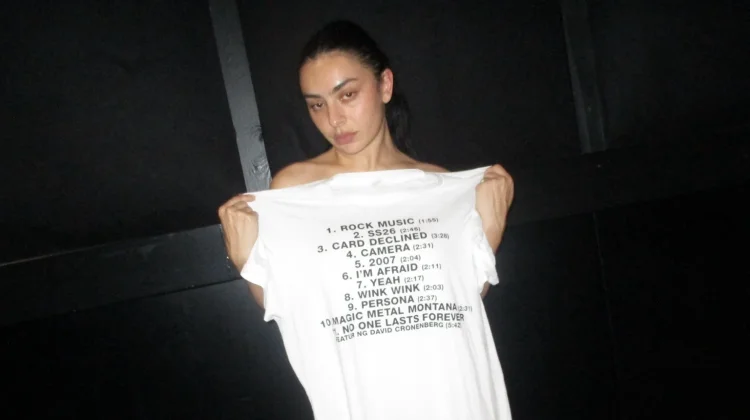 Malam saat Charli XCX Merilis Album