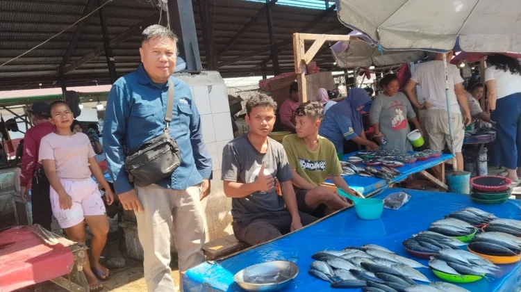 Aktivitas Jual Beli di Lapak Ikan Segar Pasar Bersehati Kembali Normal