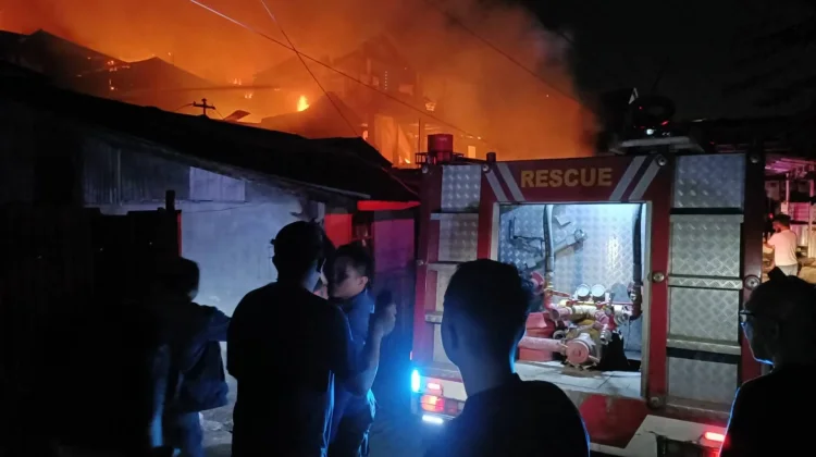 Kebakaran Hebat di Kompleks Asgab Wanea, Hanguskan 10 Rumah dan 82 Jiwa Terdampak
