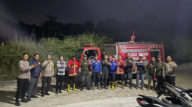 Polsek Wori, Damkar dan Warga Padamkan Kebakaran Lahan