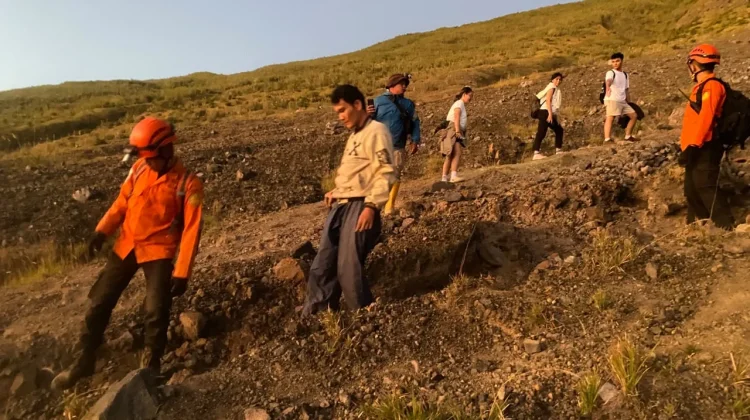 Tersesat, Empat Pendaki Gunung Lokon Ditemukan Selamat oleh Tim SAR Gabungan