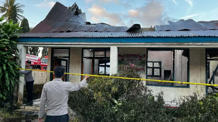Polsek Langowan Respons Cepat Tangani Kebakaran SDN 5 Amongena