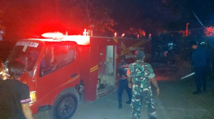 Babinsa Koramil Amurang Sigap Padamkan Kebakaran Lahan di Pondang