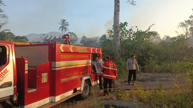Polsek Malalayang Bersama Damkar dan Brimob Amankan TKP Kebakaran Lahan 4 Hektare