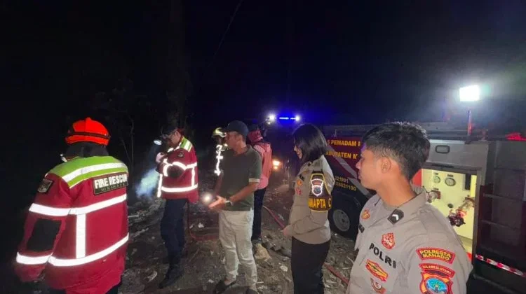 Samapta Polresta Manado Padamkan Kebakaran Lahan Pineleng