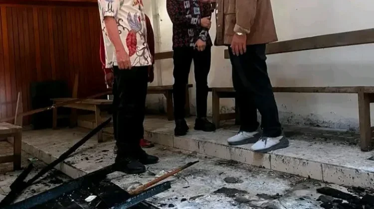Kunjungan Bupati Minsel di Lokasi Kebakaran GMIM Imanuel Amurang