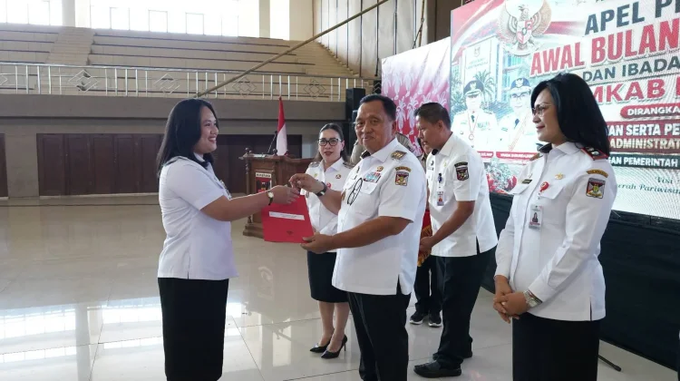 Bupati Minahasa Serahkan SK Kenaikan Pangkat kepada 14 ASN