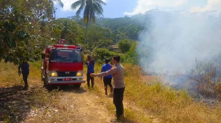 Polresta Manado Bersama Damkar Berhasil Tangani Kebakaran Lahan di Meras