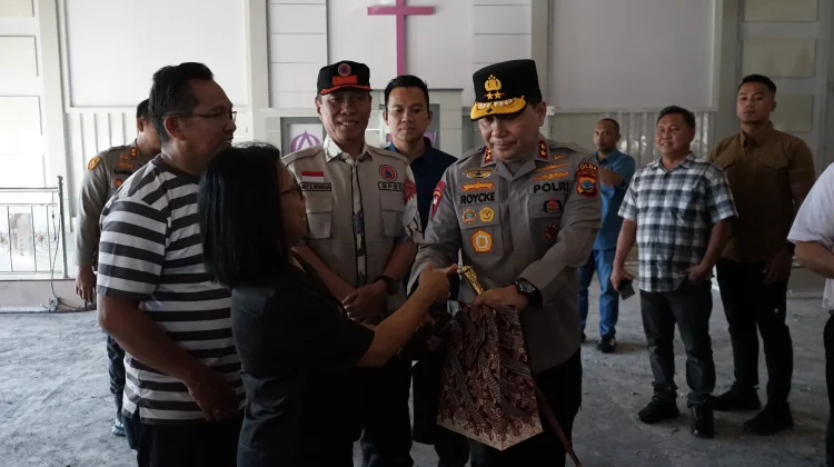 Kapolda Sulut Tinjau Gereja GMIM Imanuel Pascakebakaran, Salurkan Bantuan