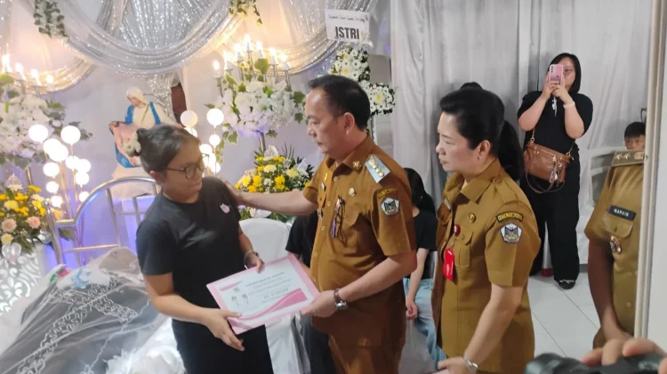 Wali Kota Tomohon Melayat ke Rumah Duka ASN DLH