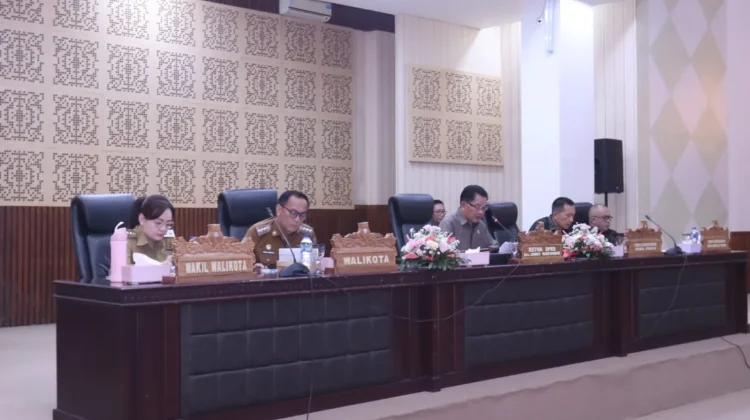 Caroll-Sendy Hadiri Paripurna Penandatanganan KUA-PPAS APBD Tomohon 2027