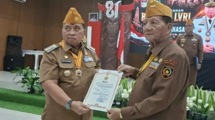 Bupati Minahasa Terima Bintang Kehormatan LVRI