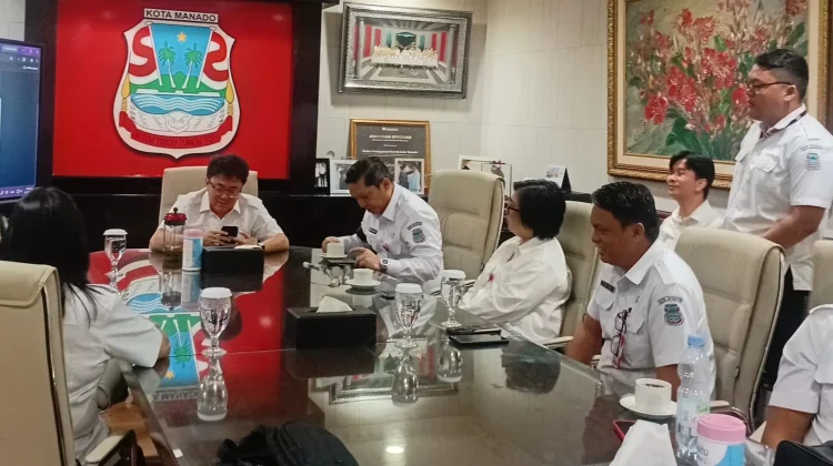 Wali Kota Andrei Angouw Uji PJU Berbasis Barcode di Sario