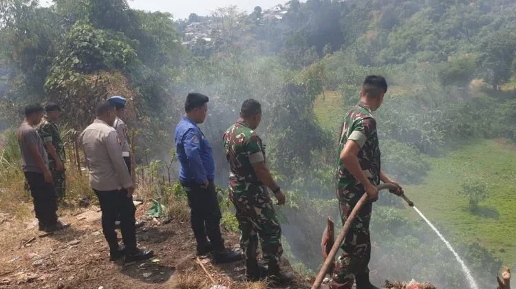 Gerak Cepat Polsek Pineleng Tangani Kebakaran Lahan Kosong di Desa Pineleng Satu