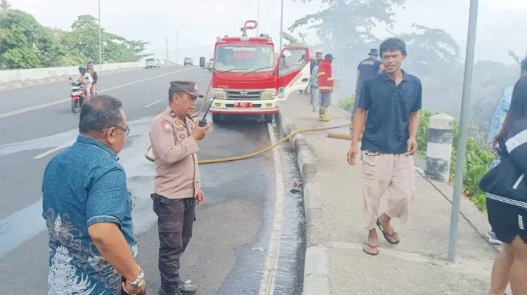 Polsek Bunaken dan Warga Padamkan Kebakaran Lahan di Molas