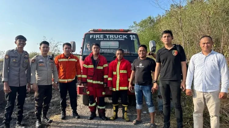 Polsek Malalayang dan Damkar Padamkan Kebakaran Alang-Alang
