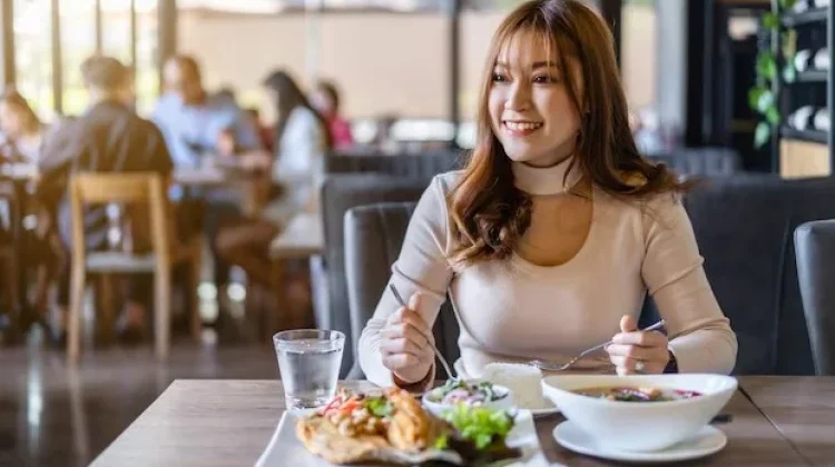 Enam Manfaat Makan Siang untuk Kesehatan dan Produktivitas