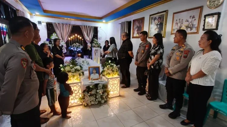 Sambangi Rumah Duka ASN Polda Sulut, Kapolsek Pineleng: Bentuk Empati pada Keluarga