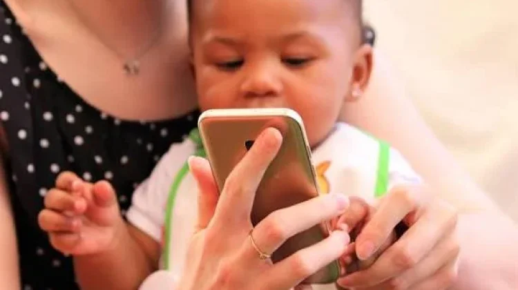 HP Bukan Pengganti Orang Tua Pendampingan Anak Tetap Utama