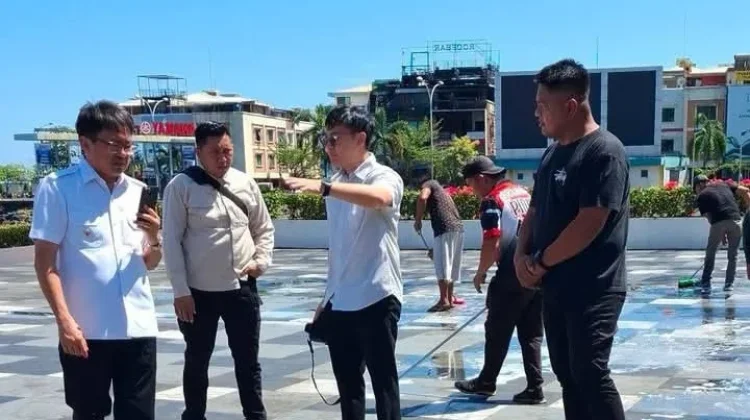 Wali Kota Manado Cek Langsung Pembersihan Pedestrian Pasir Putih Boulevard
