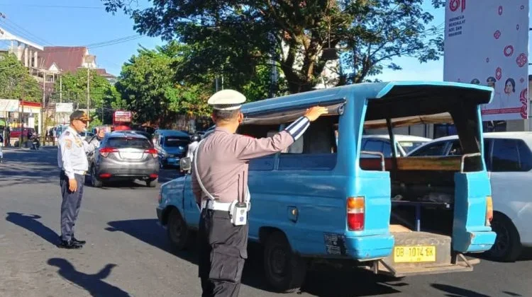 Polsek Malalayang Tertibkan Mikrolet di Pintu Terminal, Lalu Lintas Tetap Lancar