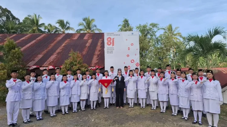 Paskibra SMAN 1 Kumelembuai Sukses Laksanakan Tugas Penurunan Bendera HUT RI ke-81