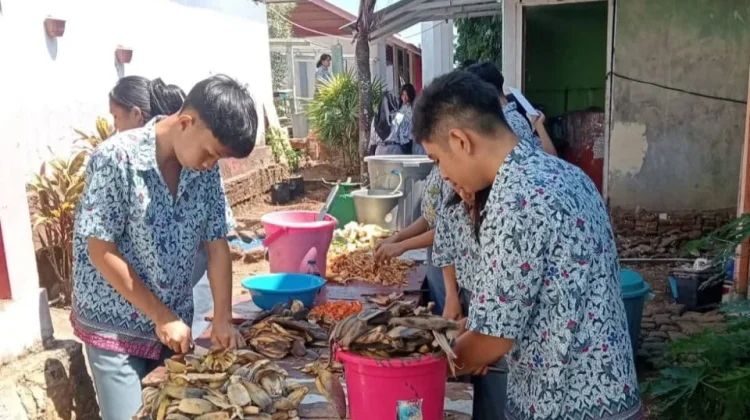 Inovasi SMAN 7 Manado Diapresiasi Nasional: Sisa MBG Disulap Jadi Pupuk & Eco Enzyme