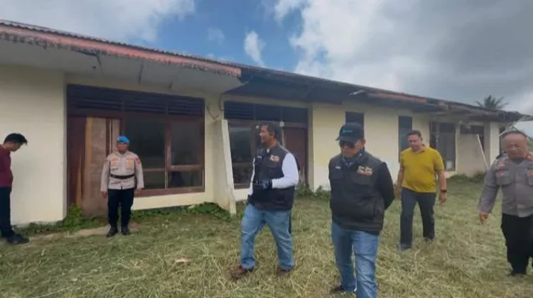 Wakapolda Sulut Tinjau Rudis Polsek Eris yang Rusak Parah