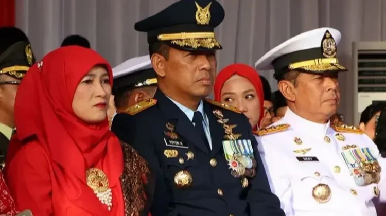 Danlanud Didampingi Ketua PIA Ardhya Garini Hadiri Upacara Penurunan Bendera