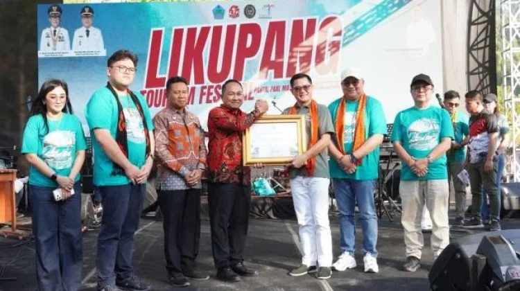 Kakanwil Kemenkum Sulut Serahkan Piagam Kawasan Berbasis KI kepada Pemkab Minut