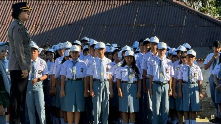Sambut Hari Jadi ke-78, Polwan Polda Sulut Sambangi SMA Negeri 7 Manado