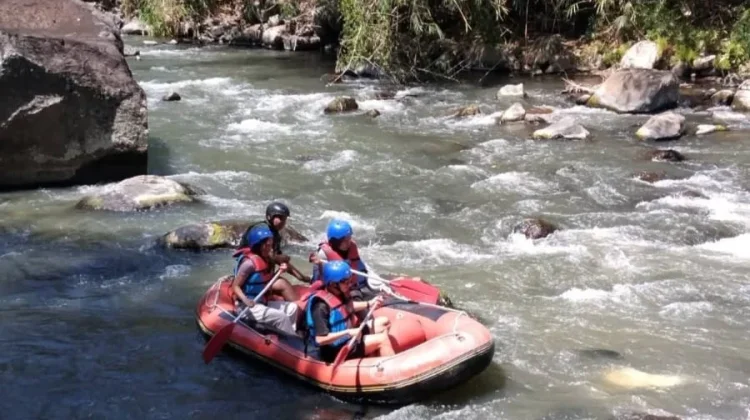 Debit Sungai Menurun, Arung Jeram Timbukar Tetap Ramai Wisatawan