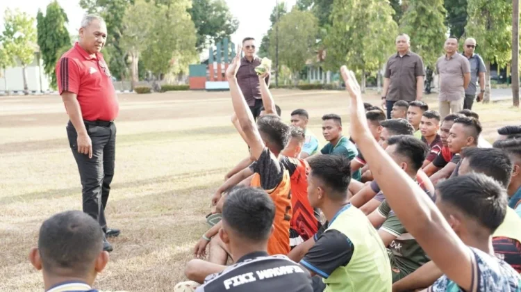 Dekat dengan Prajurit, Pangdam Merdeka Sambangi Yonif 713/Satya Tama