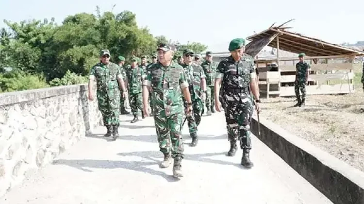 Kunjungi Yonif 915/Bitu’o, Pangdam XIII/Merdeka Tekankan Kesiapan Tempur Prajurit