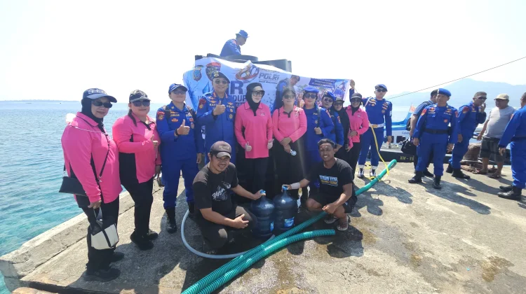 Warga Kepulauan Krisis Air, Ditpolairud Polda Sulut Kirim 72.000 Liter Air Bersih