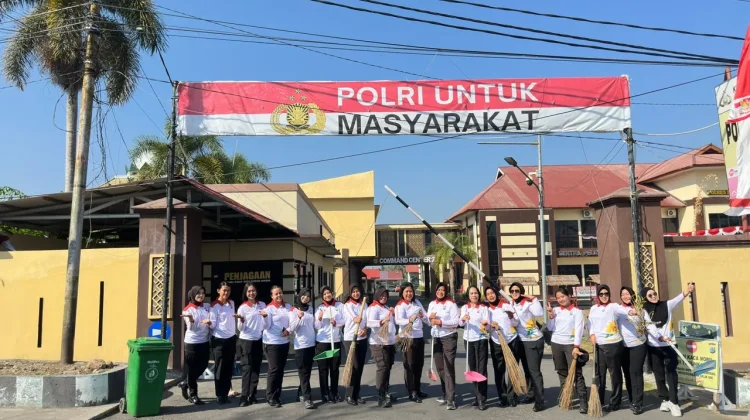 Personel Polwan Polres Kotamobagu Gelar Aksi Bersih Lingkungan Mako