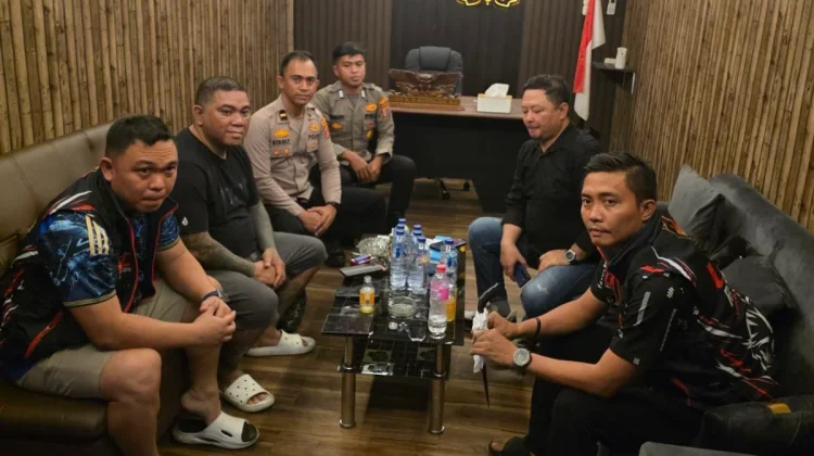 Didampingi Pengacara dan Keluarga, Isak Tambani Serahkan Diri