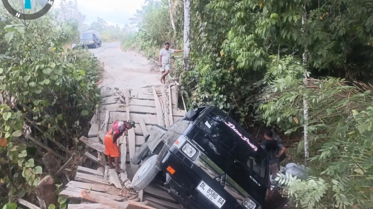 Jembatan Darurat Pengubung Desa Ihik - Birang Damau Memakan Korban
